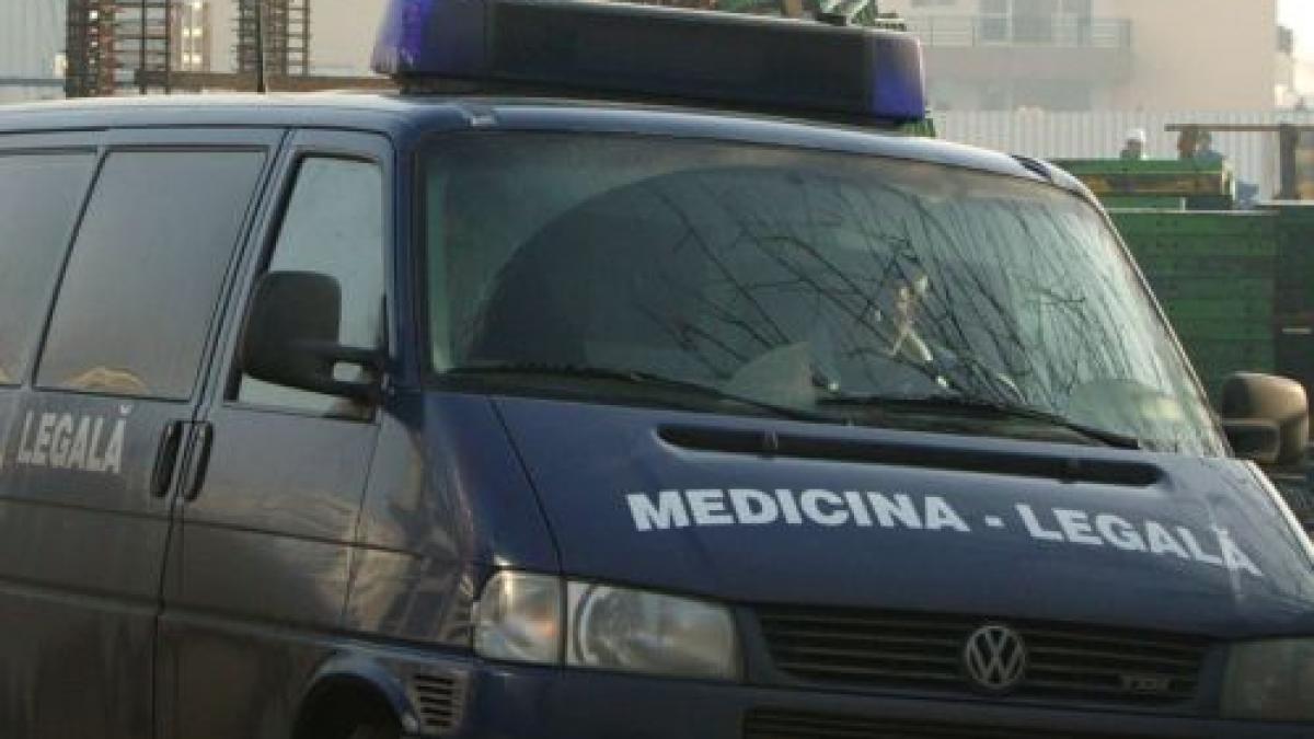 Descoperire macabră în Galaţi: Cadavru degerat, găsit sub un autocar parcat