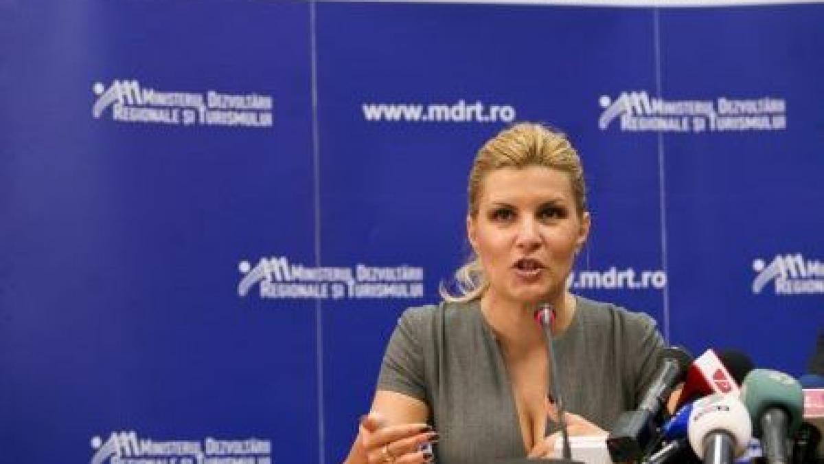 Udrea a semnat pentru bani europeni în două oraşe „portocalii“: modernizare în Petroşani şi Petrila