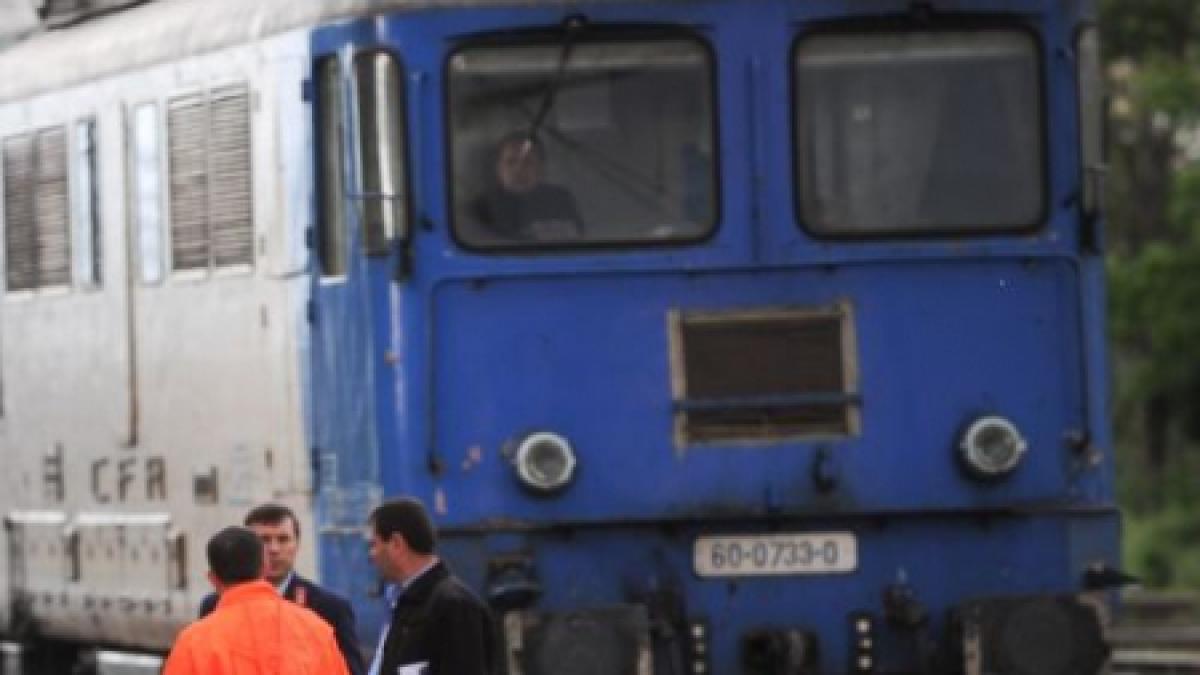 Iaşi. Un tren a deraiat după ce a fost lovit de o maşină care a forţat trecerea peste şine