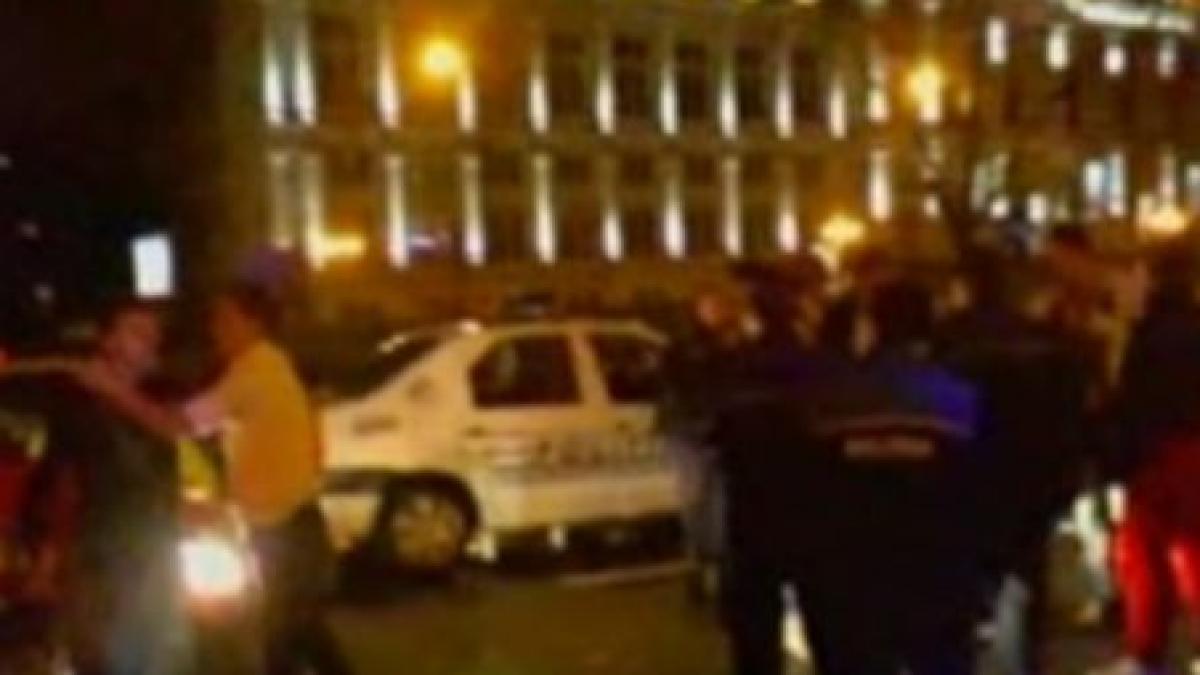 Scandal şi bătăi în centrul vechi al Capitalei: Doi tineri şi un poliţist comunitar, răniţi