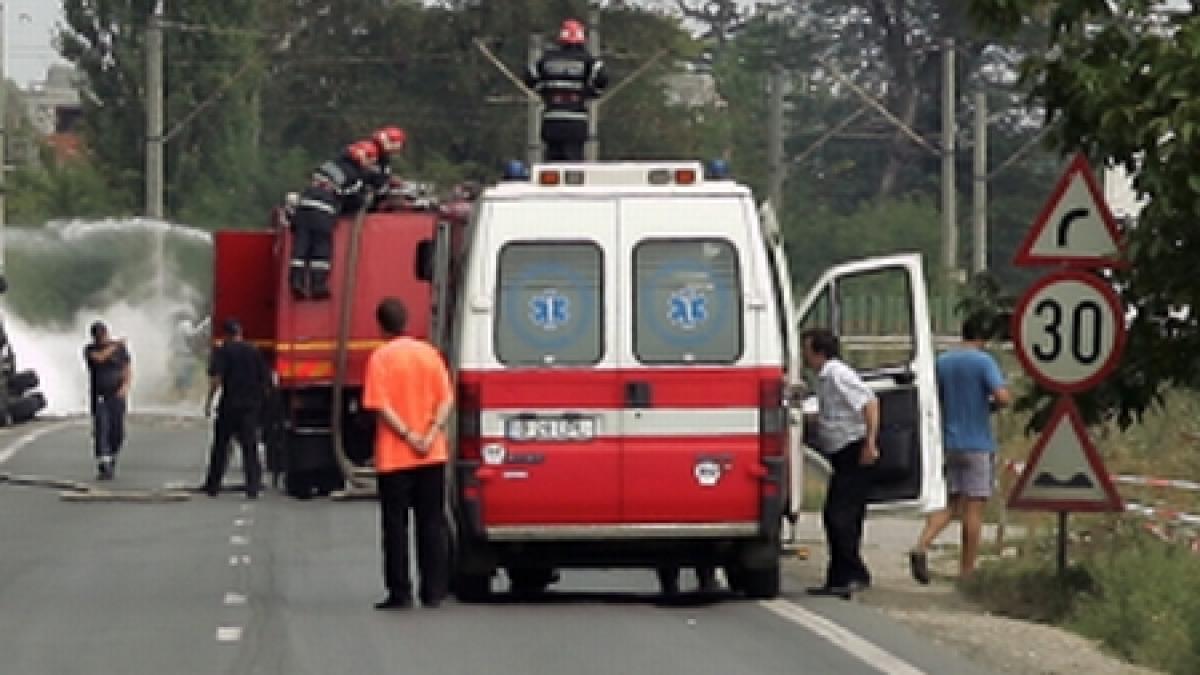 Infotrafic. Doi morţi şi doi răniţi, după ce un autoturism s-a ciocnic cu o cisternă cu motorină