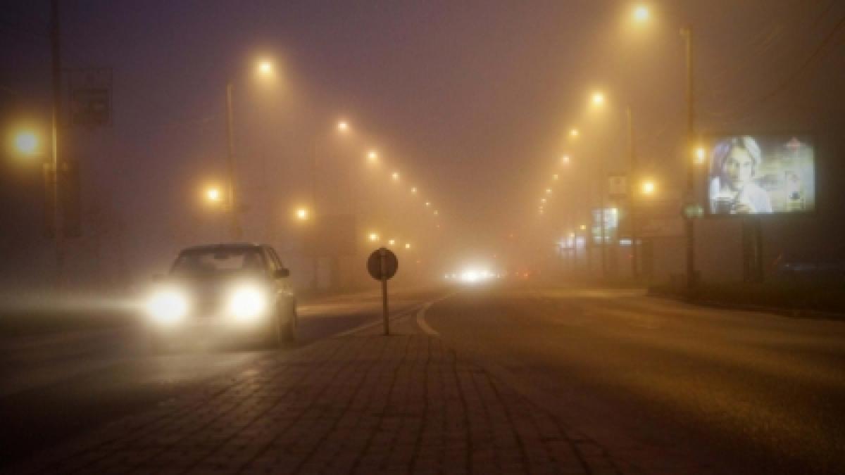 Traficul rutier, îngreunat din cauza ceţii. Vezi zonele cu probleme