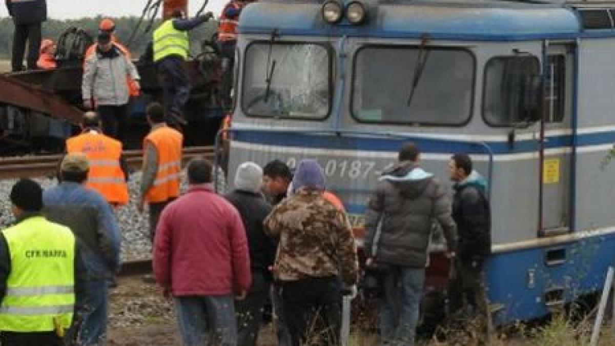 Şapte răniţi, după ce o drezină s-a ciocnit cu un marfar. Locomotiva marfarului rămăsese fără motorină