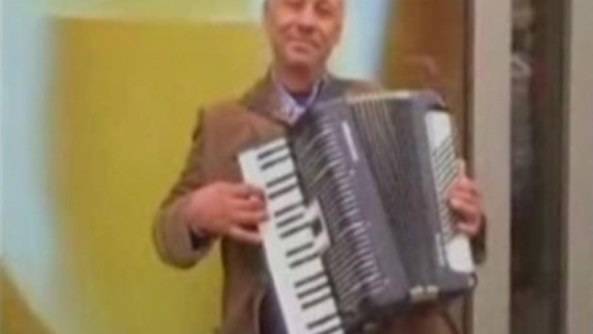 Un român îi scoate din minţi pe britanici cu melodia Jingle Bells cântată la acordeon