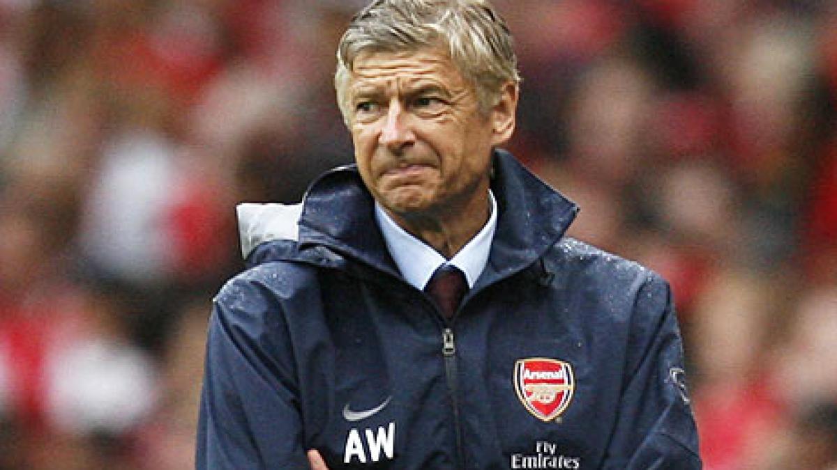 Wenger blamează terenul lui Manchester United pentru greşelile lui Arsenal