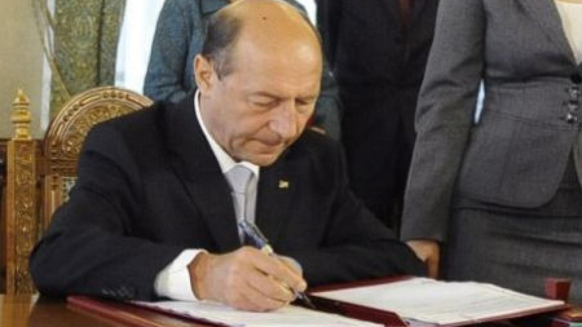 Băsescu a promulgat Legea pensiilor: Vârsta de pensionare rămâne 63 de ani la femei şi 65 la bărbaţi