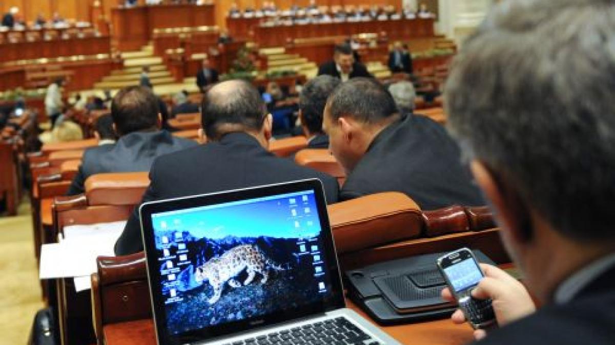 Deputaţii PDL, îndemnaţi cum să voteze în cazul Ridzi printr-un SMS semnat T. Băsescu