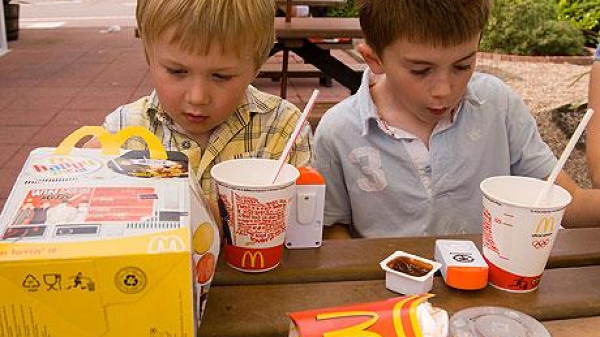 McDonald's, acţionat în instanţă pentru publicitate înşelătoare prin meniurile Happy Meal