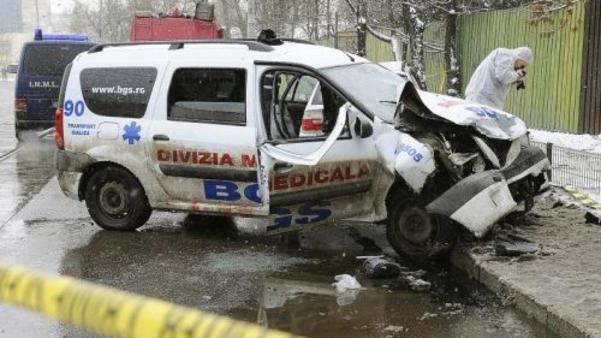 Grav accident în Bucureşti: Patru pacienţi dintr-o ambulanţă BGS au murit