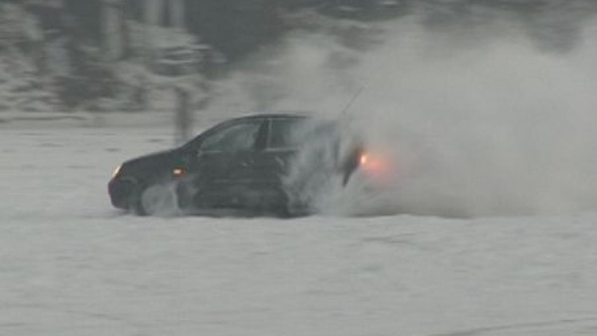 Mai mulţi tineri au făcut drifturi în parcarea unui mall bucureştean. Poliţia nu a dat nici o amendă