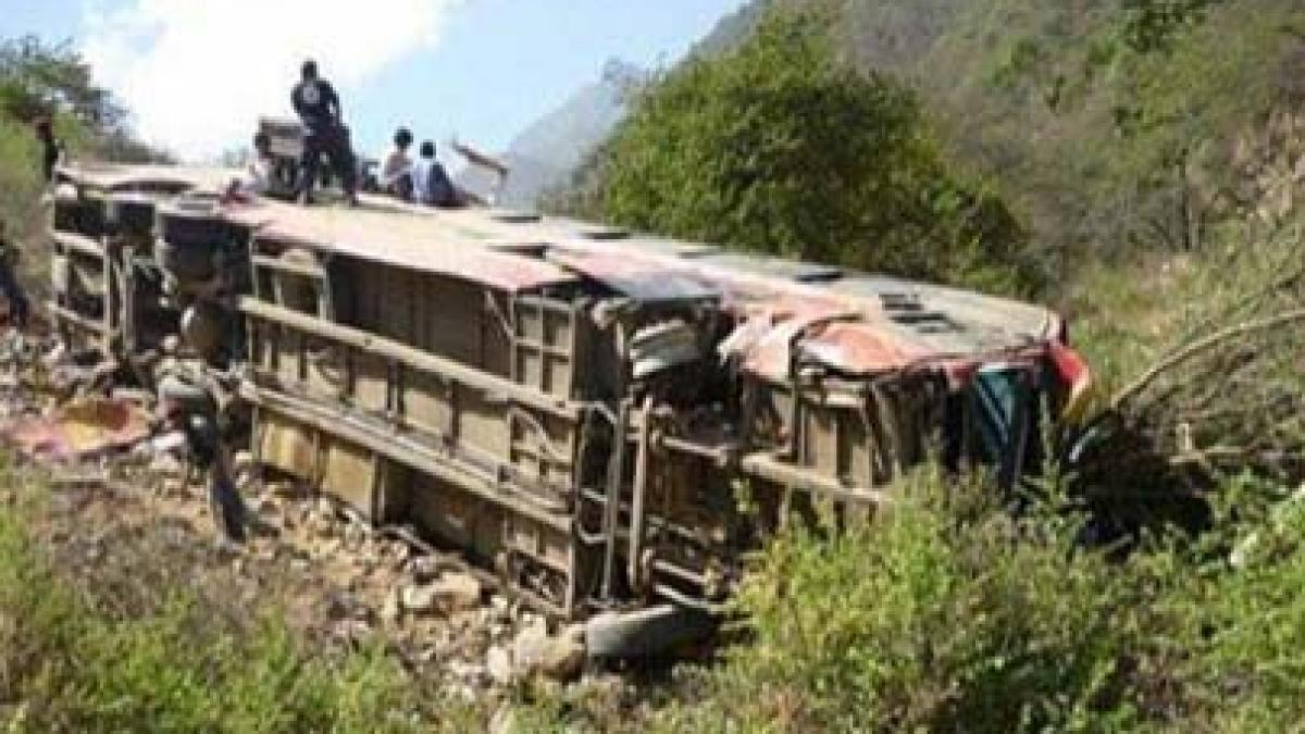 Peru. 17 morţi şi 30 de răniţi, după ce un autobuz a căzut 200 de metri într-o râpă