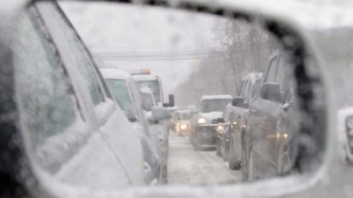 Trafic îngreunat din cauza zăpezii pe mai multe drumuri naţionale. Vezi zonele afectate