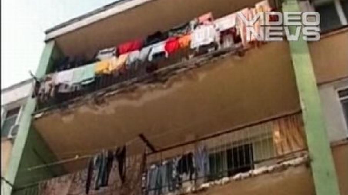 Galaţi. Femeie în comă, după ce i-a căzut în cap faţada unui balcon 