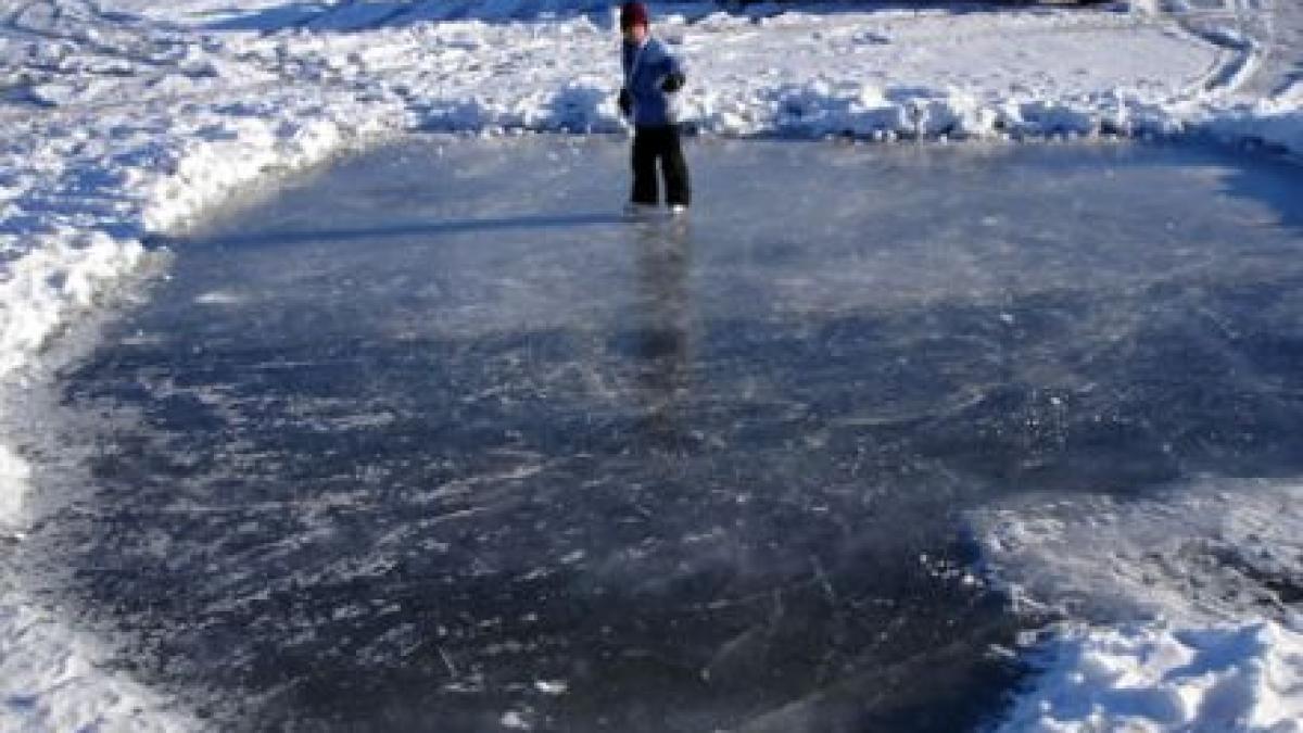 Mehedinţi. Doi copii au murit, după ce gheaţa de pe lacul unde patinau s-a rupt