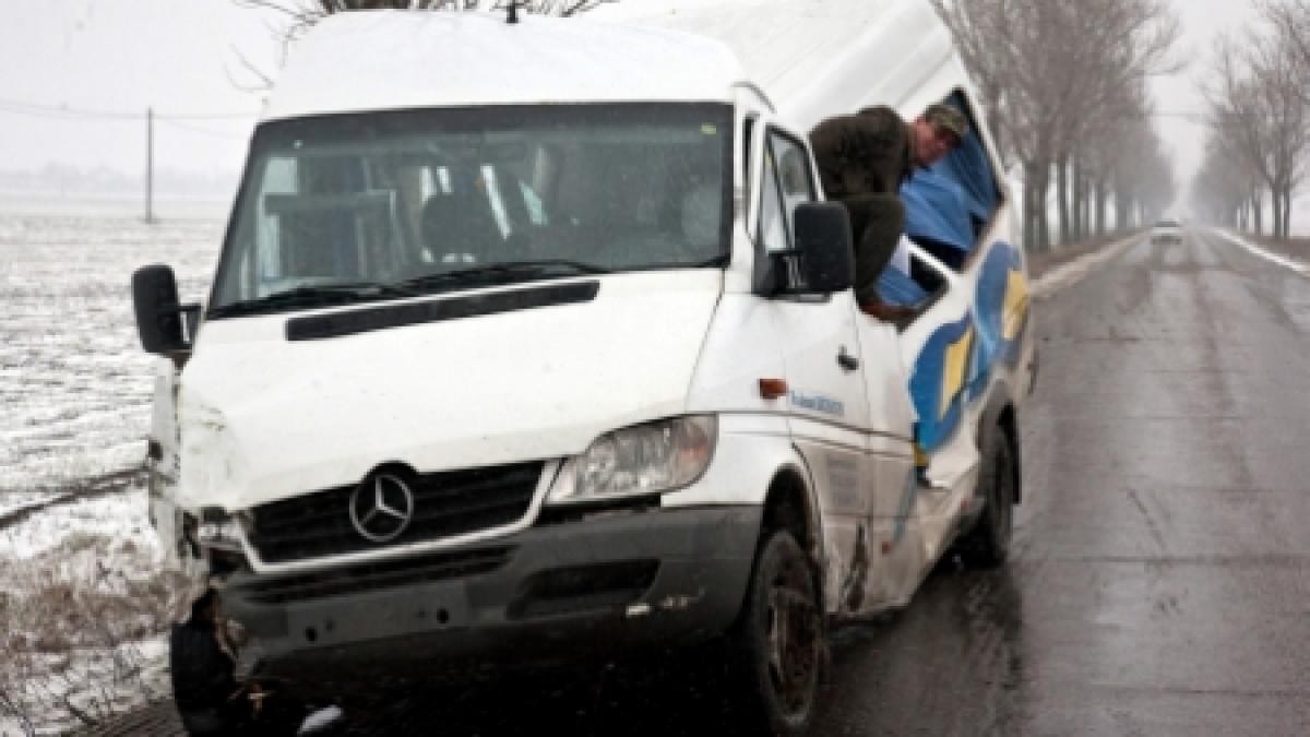 Bucureşti. Zece răniţi, după ce un camion a intrat într-un microbuz plin cu pasageri