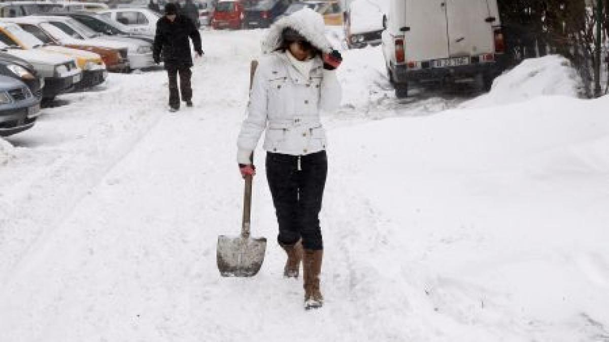 ANM: Va continua să ningă în centrul şi sudul ţării. Vezi prognoza meteo