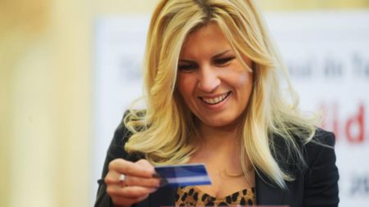 Elena Udrea şi-a sărbătorit ziua de naştere la Sinaia, alături de Traian Băsescu. Invitatul special, un urs