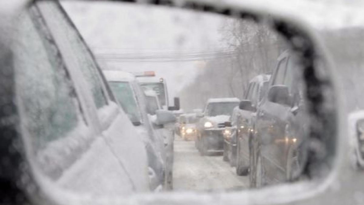 Trafic îngreunat pe autostrăzi şi în mai multe judeţe. Vezi zonele cu probleme şi recomandările poliţiştilor