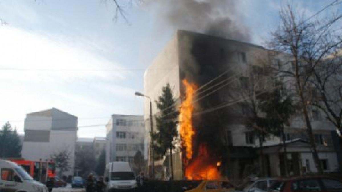 Incendiu în Capitală: Mai mulţi copii intoxicaţi cu fum au fost transportaţi la spital