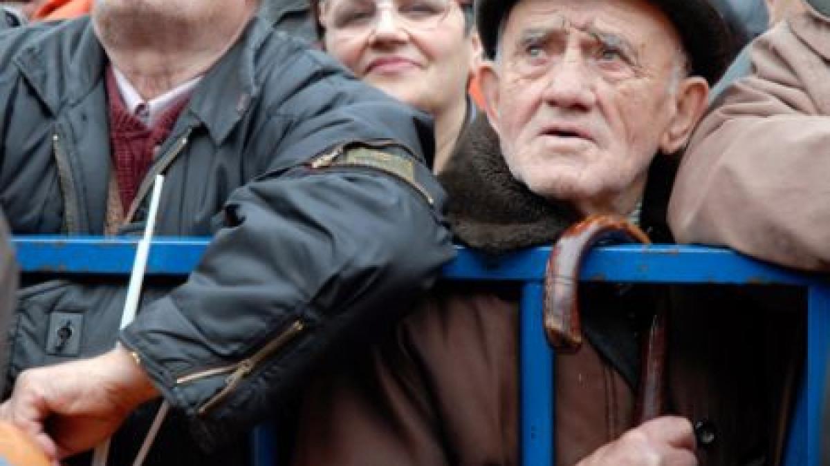 Iaşi. Peste 100 de pensionari au protestat în faţa Tribunalului, faţă de noua decizie de plată a CAS