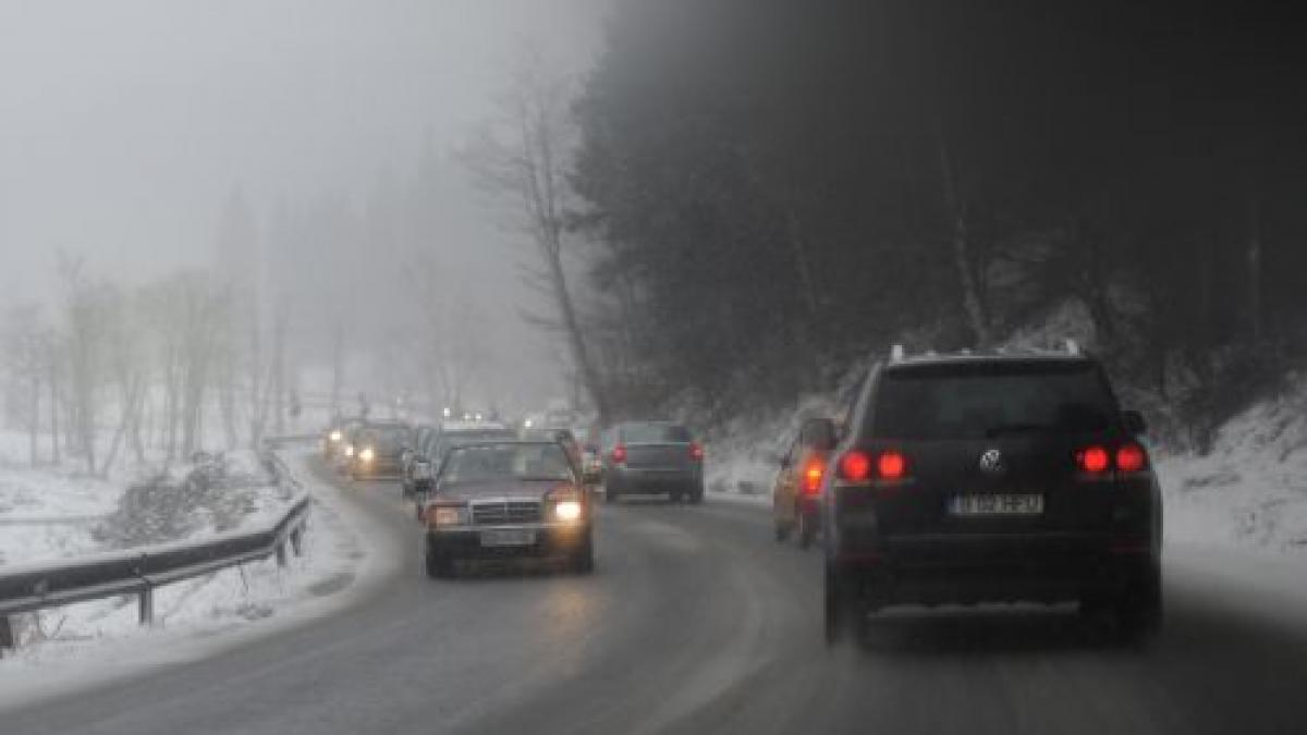 Trafic îngreunat de ninsori în mai multe judeţe. Vezi situaţia drumurilor naţionale 