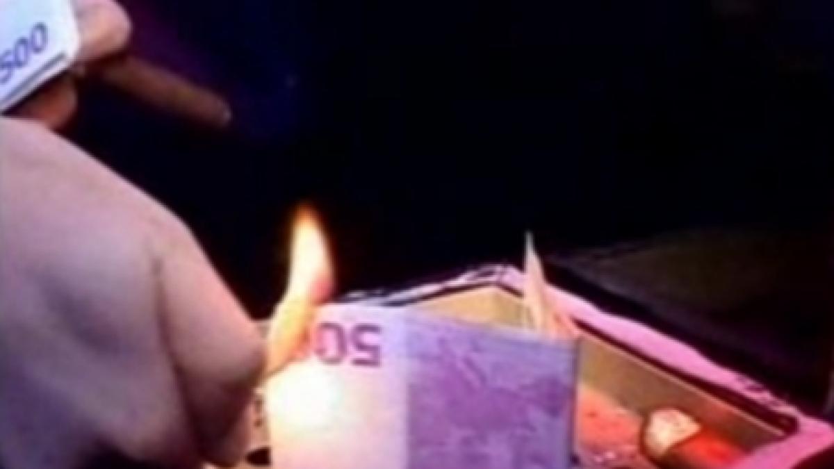 Un român a dat foc unei bancnote de 500 de euro, în noaptea de Revelion