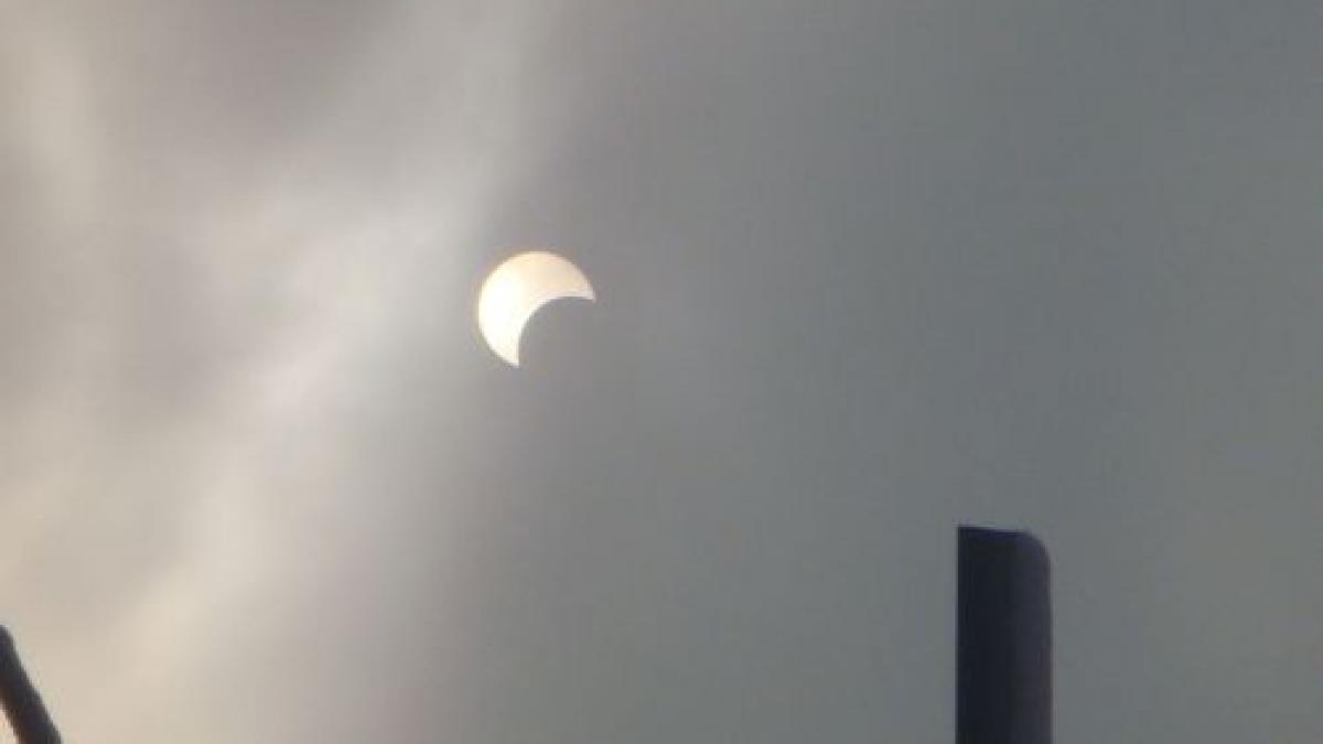 Eclipsa de Soare, surprinsă de utilizatorii VideoNews. Trimite imagini din timpul fenomenului