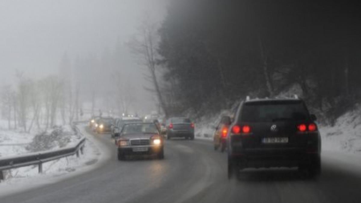 Infotrafic. Circulaţie îngreunată pe mai multe drumuri din ţară din cauza ceţii şi a zăpezii