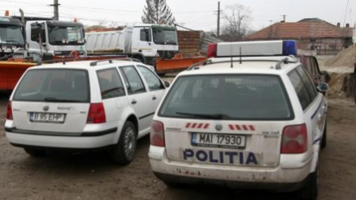 Timişoara. O maşină de poliţie a fost vandalizată de rudele unui şofer beat