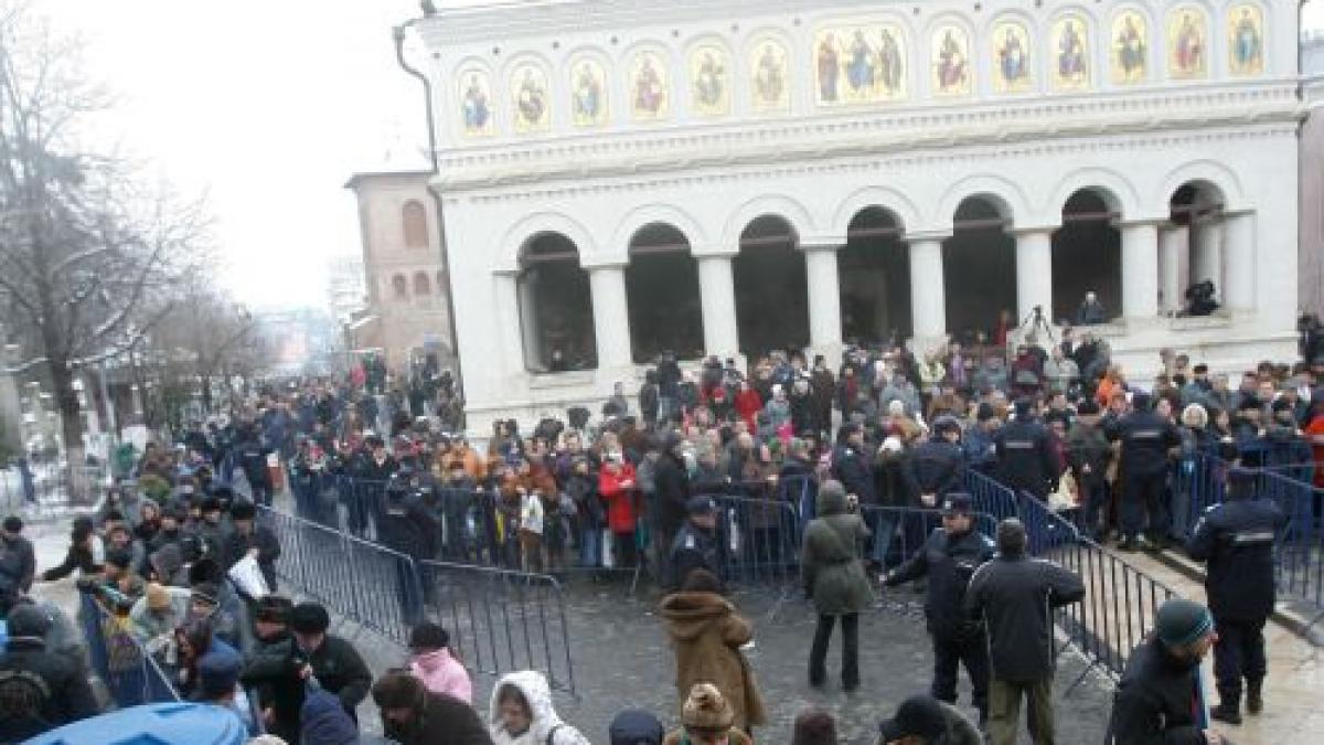 Creştinii ortodocşi sărbătoresc Boboteaza. Mii de oameni, aşteptaţi să ia apă sfinţită