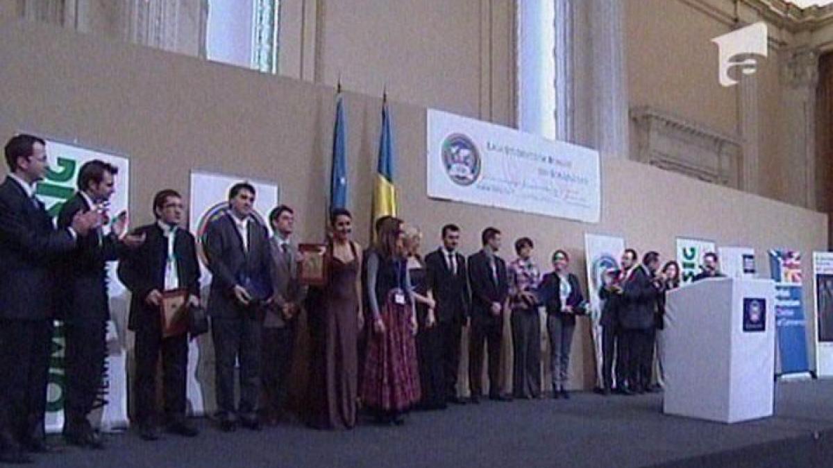 Studenţi cu rezultate academice extraordinare în străinătate, premiaţi în ţară