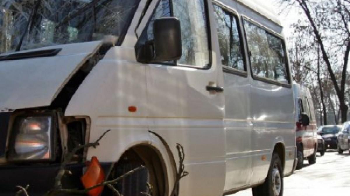 Cluj. 11 răniţi într-un accident, după lovirea unui microbuz ce transporta muncitori