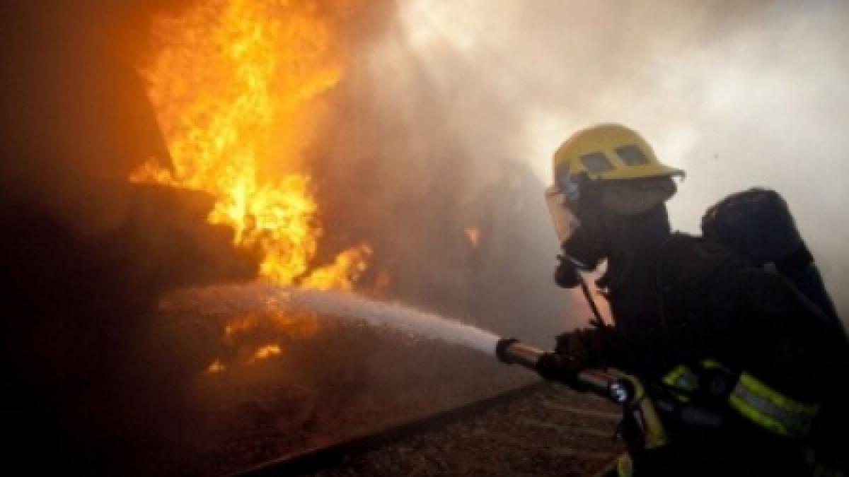 Incendiu la un depozit de ţiţei din Prahova. Mai multe autospeciale prezente la faţa locului