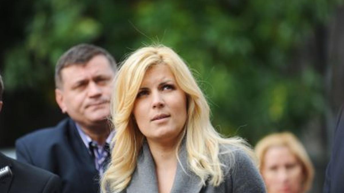 Elena Udrea, huiduită de pensionari la Brăila