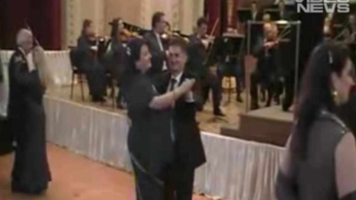 Daniel Funeriu dansează vals la Balul de Cristal organizat de Gheorghe Falcă