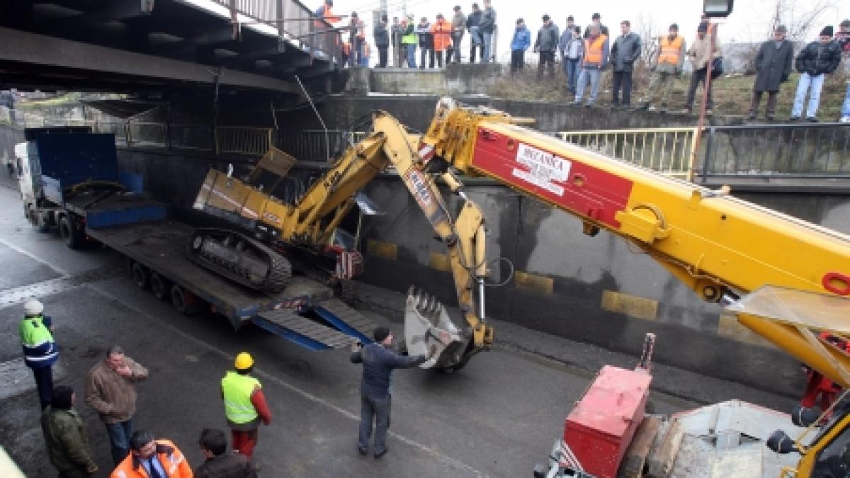 Excavatorul de pe un trailer a agăţat o pasarelă, la Câmpia Turzii: O femeie a murit