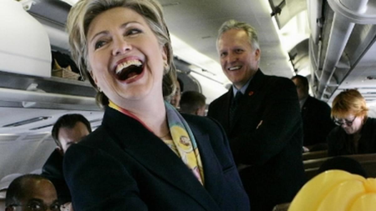 Hillary Clinton, o &quot;împiedicată&quot;: A căzut la intrarea în avion