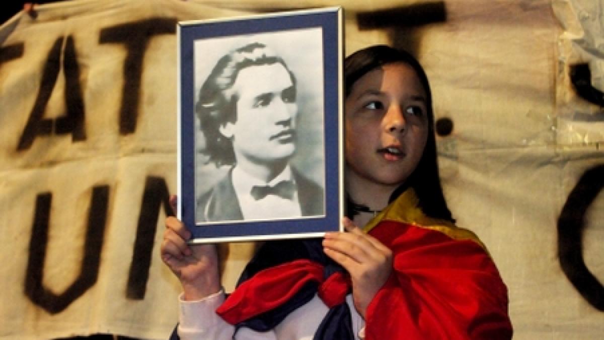 161 de ani de la naşterea lui Mihai Eminescu. Vezi cum este sărbătorit evenimentul în ţară