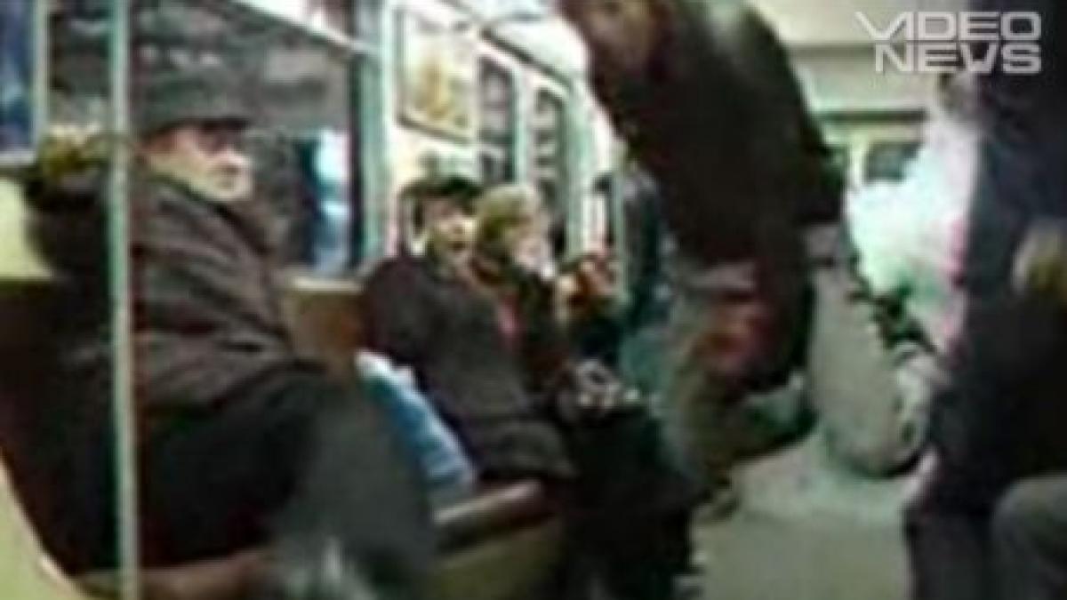 Show în metrou: Un băiat zboară pe un extinctor - VIDEO