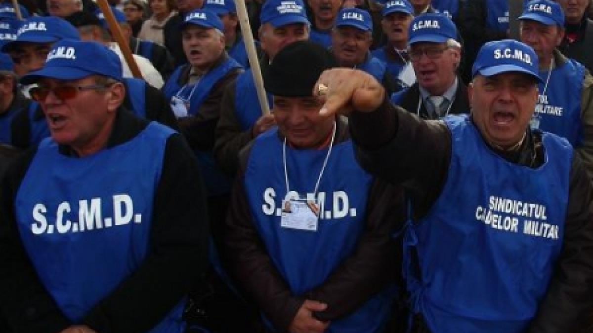 Miting cu îmbrânceli la Constanţa: Pensionarii militari au protestat faţă de reducerea pensiilor