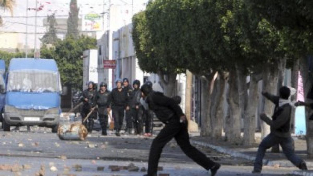 Violenţele continuă în Tunisia: 12 vânători suedezi, bătuţi cu cruzime de militari 