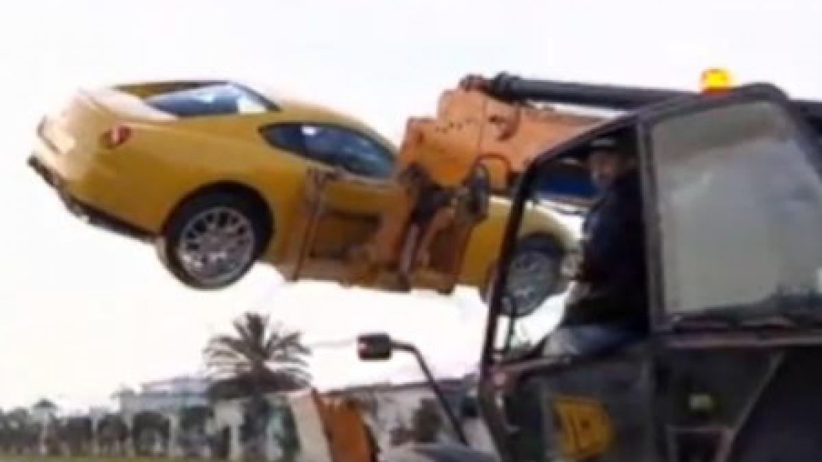 Un Ferrari al fostului preşedinte tunisian a fost furat cu excavatorul de cetăţenii nemulţumiţi