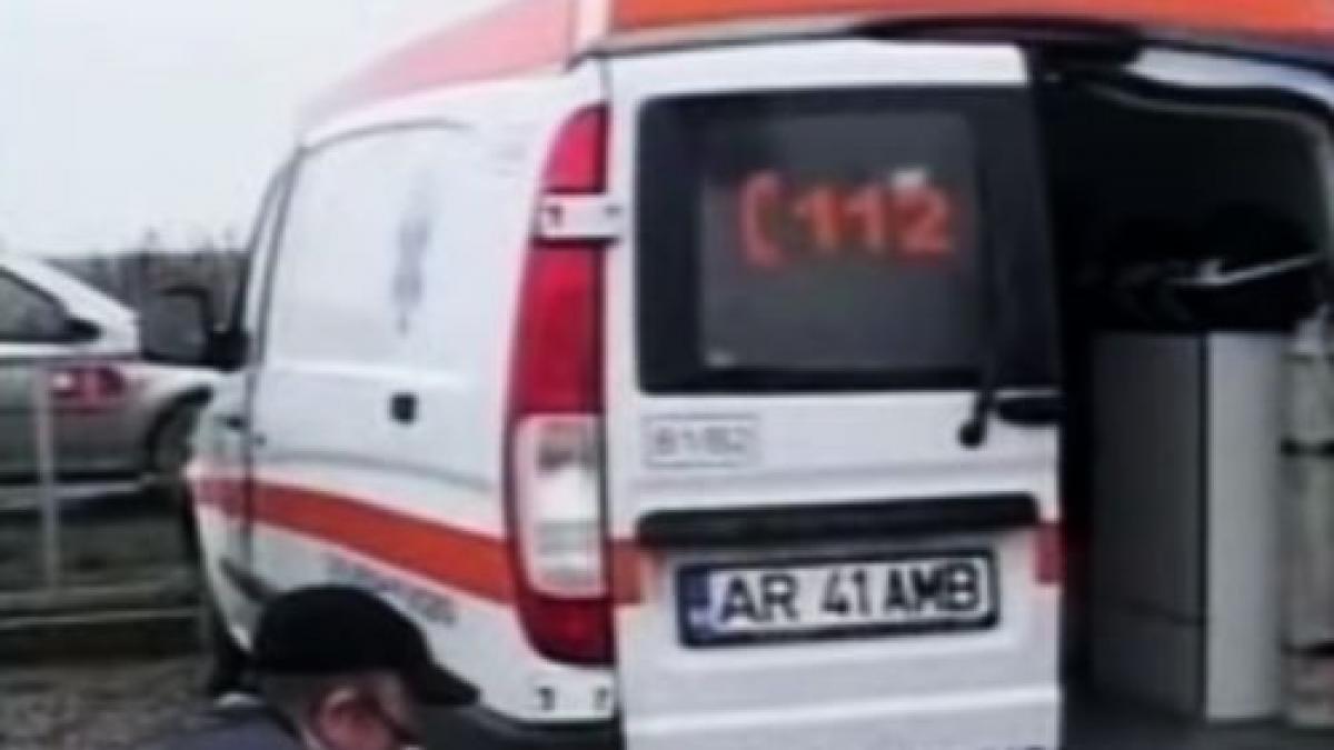 Arad: Mai mult de un sfert din ambulanţe se află în service din cauza gropilor