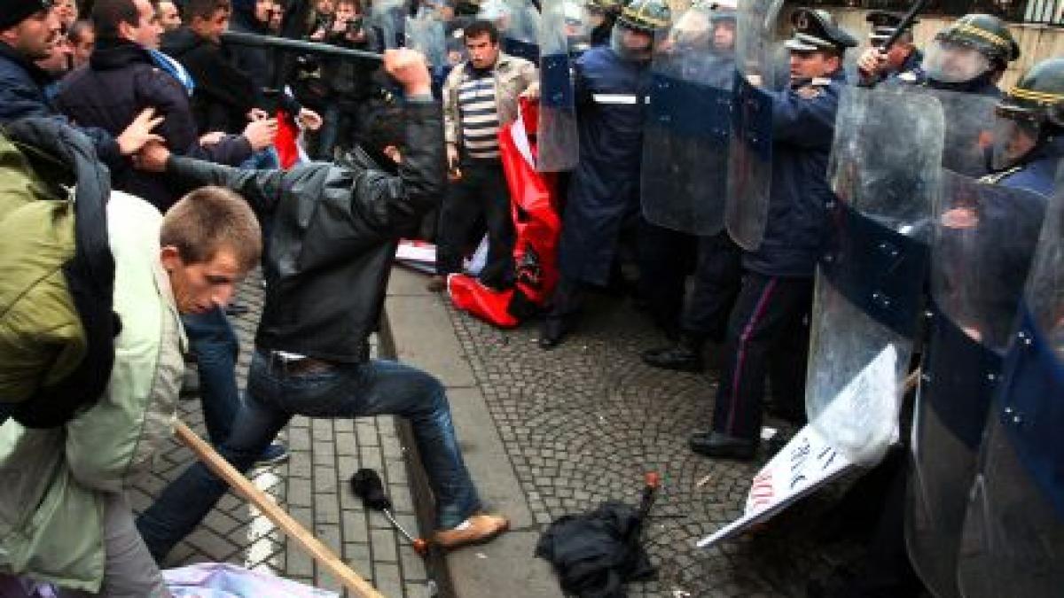 Albania. Trei morţi şi aproape 40 de răniţi, în urma manifestaţiilor împotriva guvernului