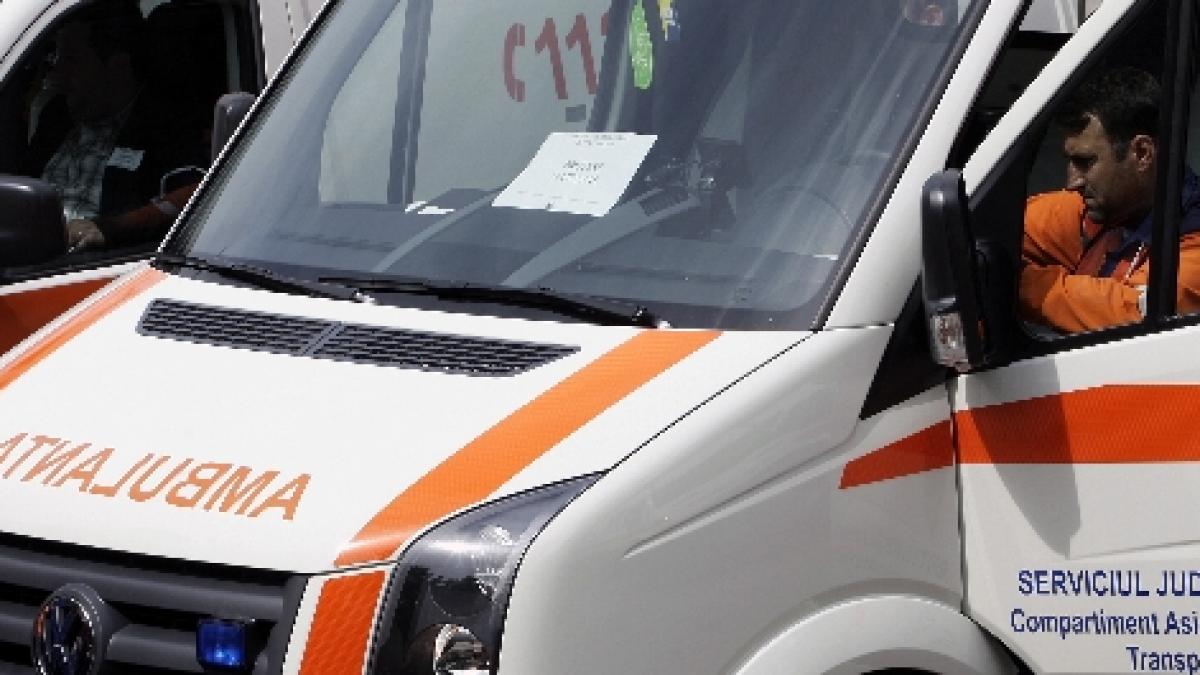 Vaslui: O ambulanţă a rămas înzăpezită şi în drum spre pacient şi în drum spre spital