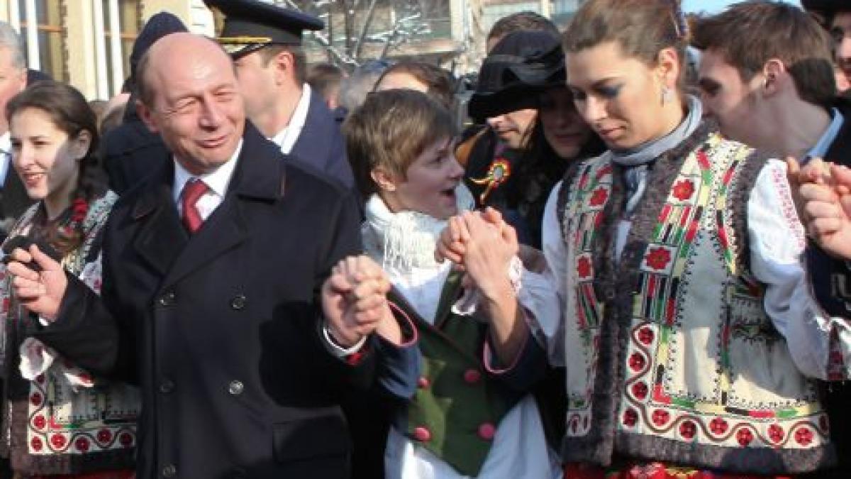 Băsescu şi Maricica s-au prins în horă pentru al cincilea an consecutiv