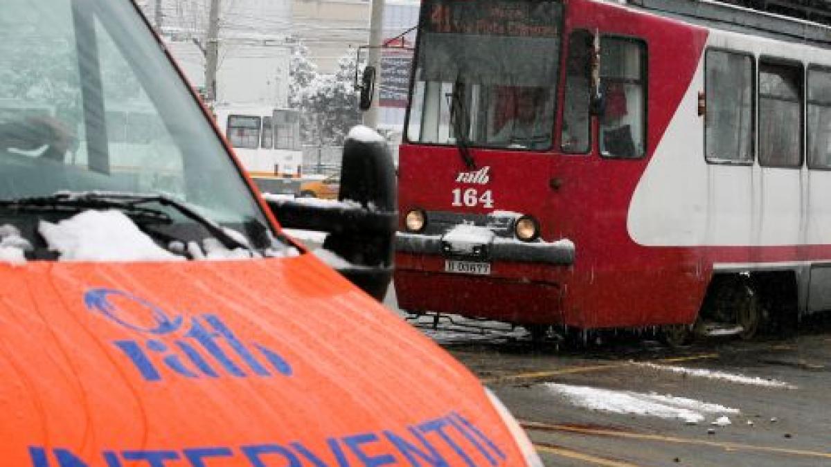 Blocaj pe linia 41: Un tramvai a deraiat, alte 12 au rămas pe loc din cauza unui călător