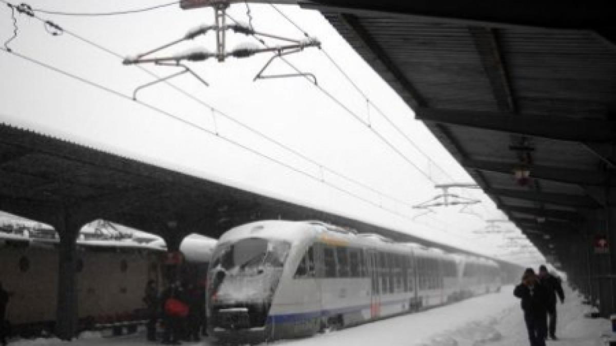 Circulaţia feroviară, afectată în continuare de ninsori. Vezi trenurile anulate 