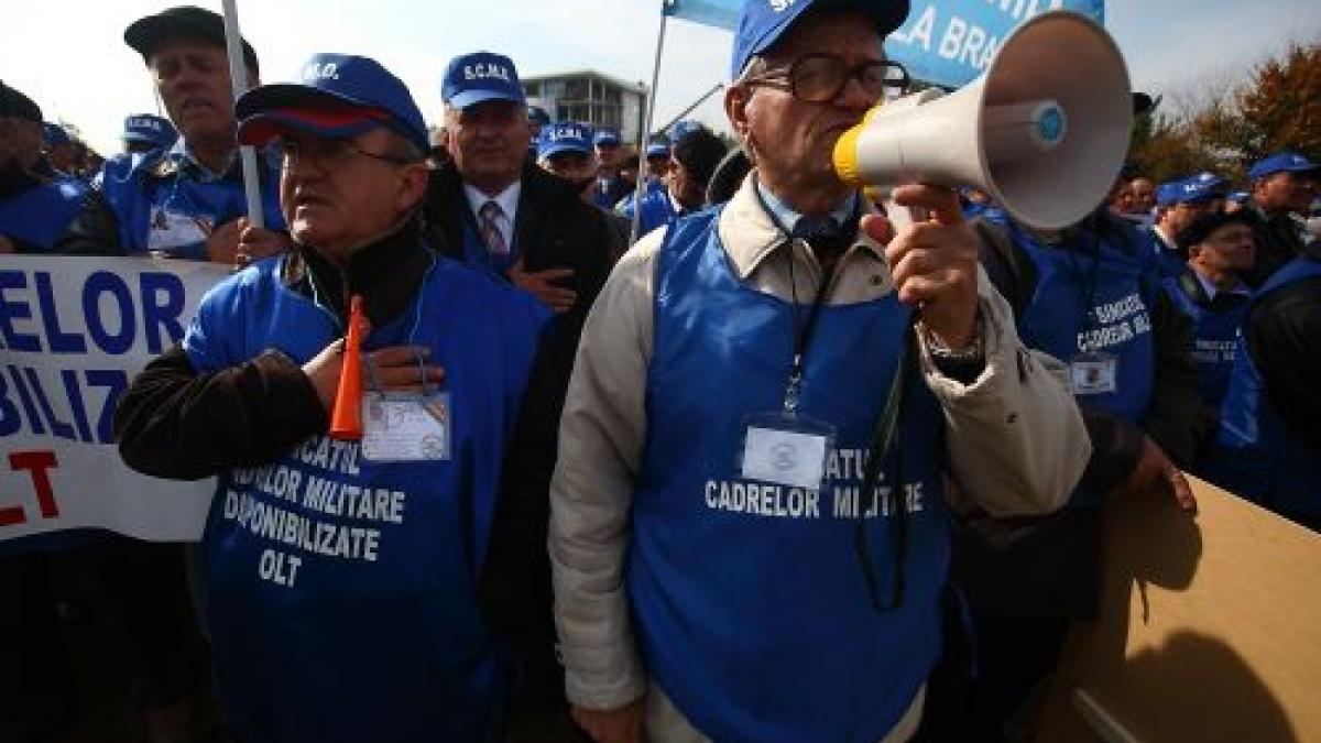 Pensionarii militari protestează în Capitală şi pichetează prefecturile din ţară 