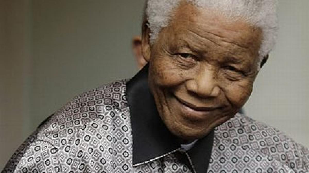 Nelson Mandela a fost internat în spital